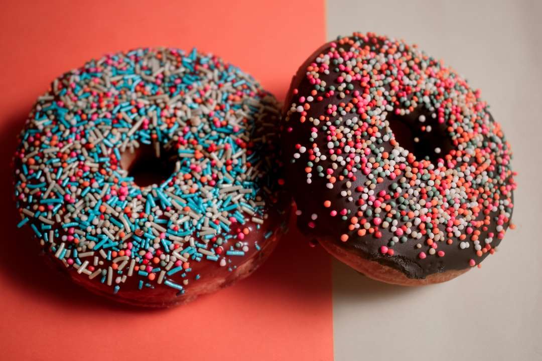 2 rote und weiße florale Donuts Online-Puzzle