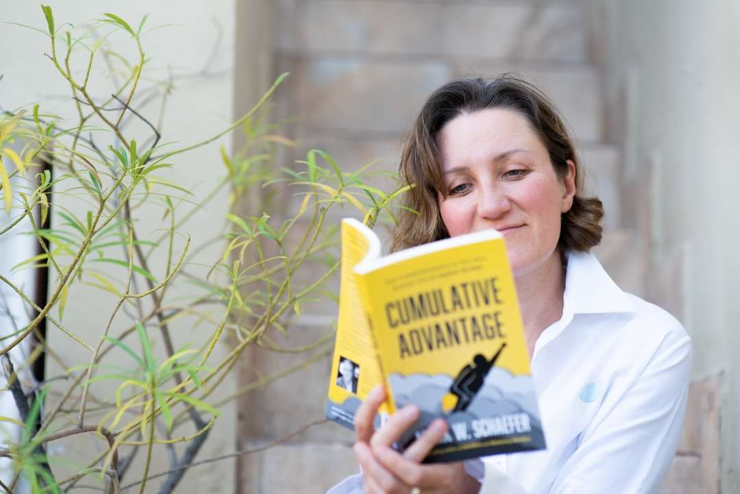 Frau im weißen Kleid-Hemd, das gelbes Buch hält Puzzlespiel online
