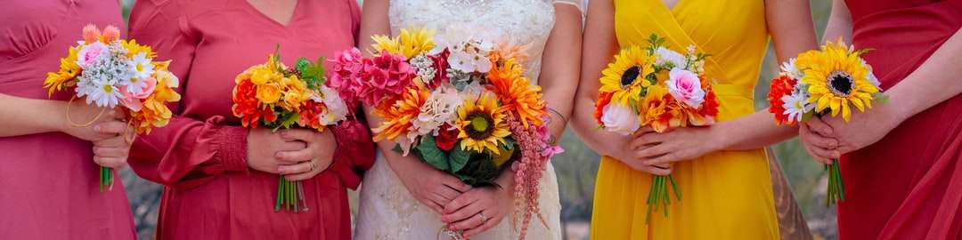 Donna in abito da sposa in pizzo floreale bianco tenendo il bouquet puzzle online