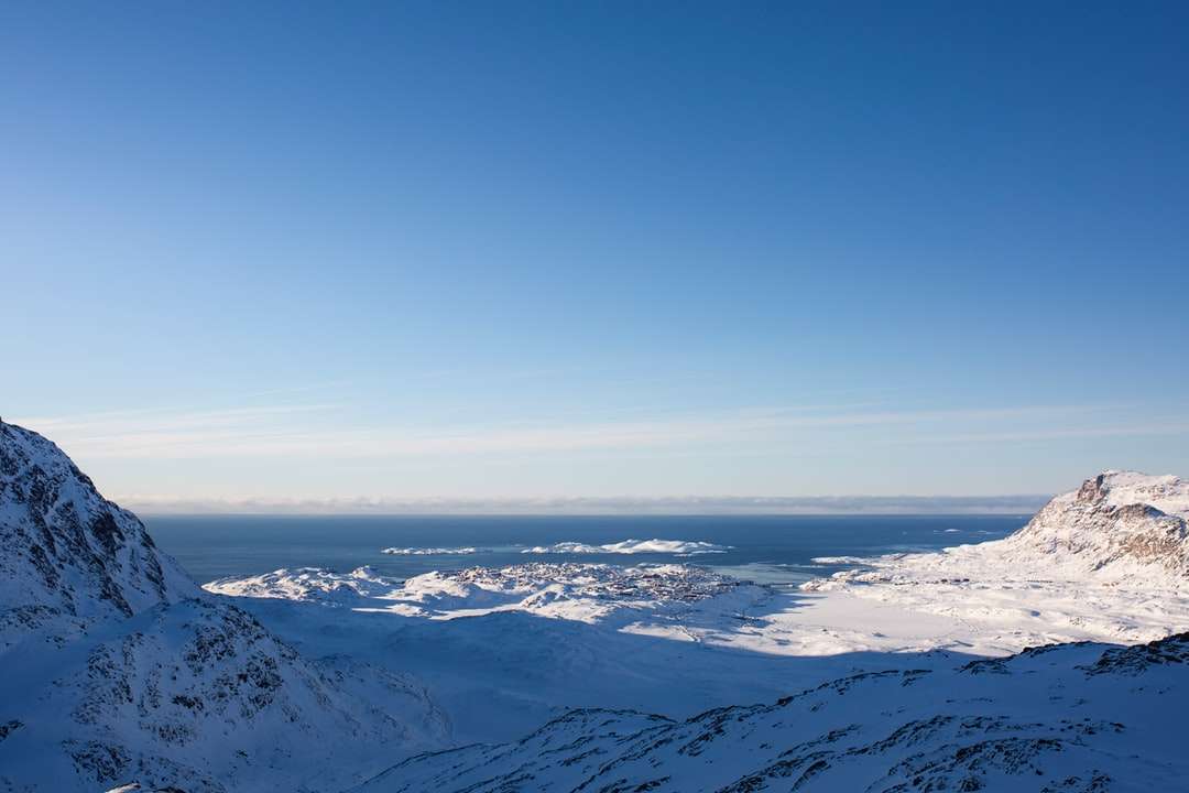 Χιόνι καλύπτονται βουνά κάτω από τον μπλε ουρανό κατά τη διάρκεια της ημέρας παζλ online