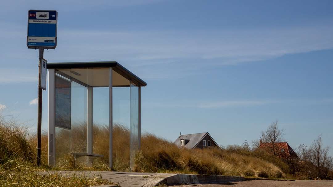 белый деревянный сарай на коричневом поле под голубым небом онлайн-пазл