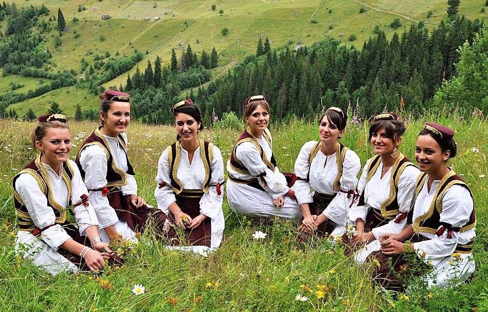 Ансамбль национального костюма в Черногории пазл онлайн