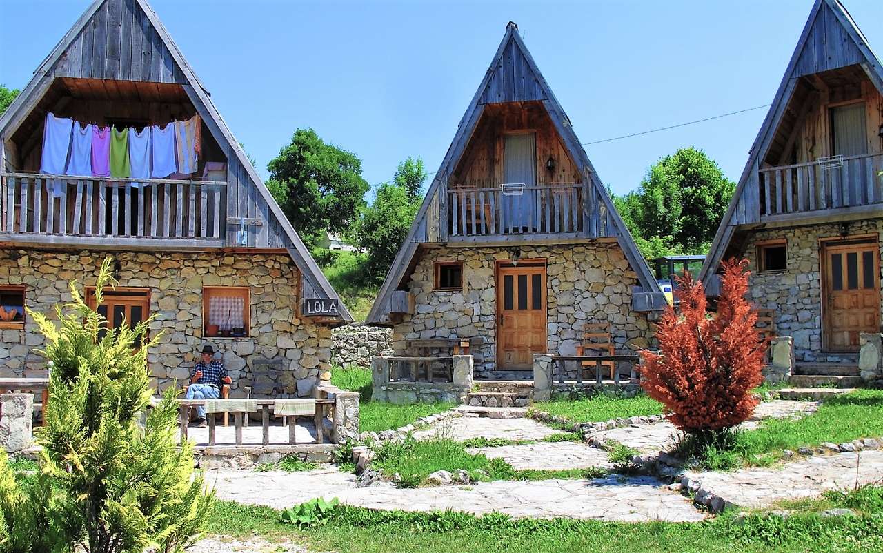 Село Невідіо Етно в Чорногорії пазл онлайн