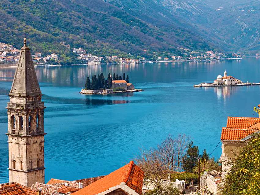 Perast City a Kotor-öbölben Montenegróban online puzzle