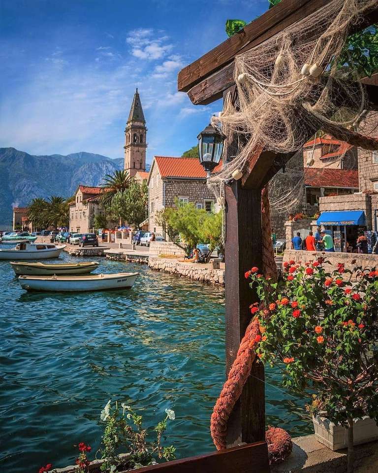 Perast City in de baai van Kotor in Montenegro online puzzel