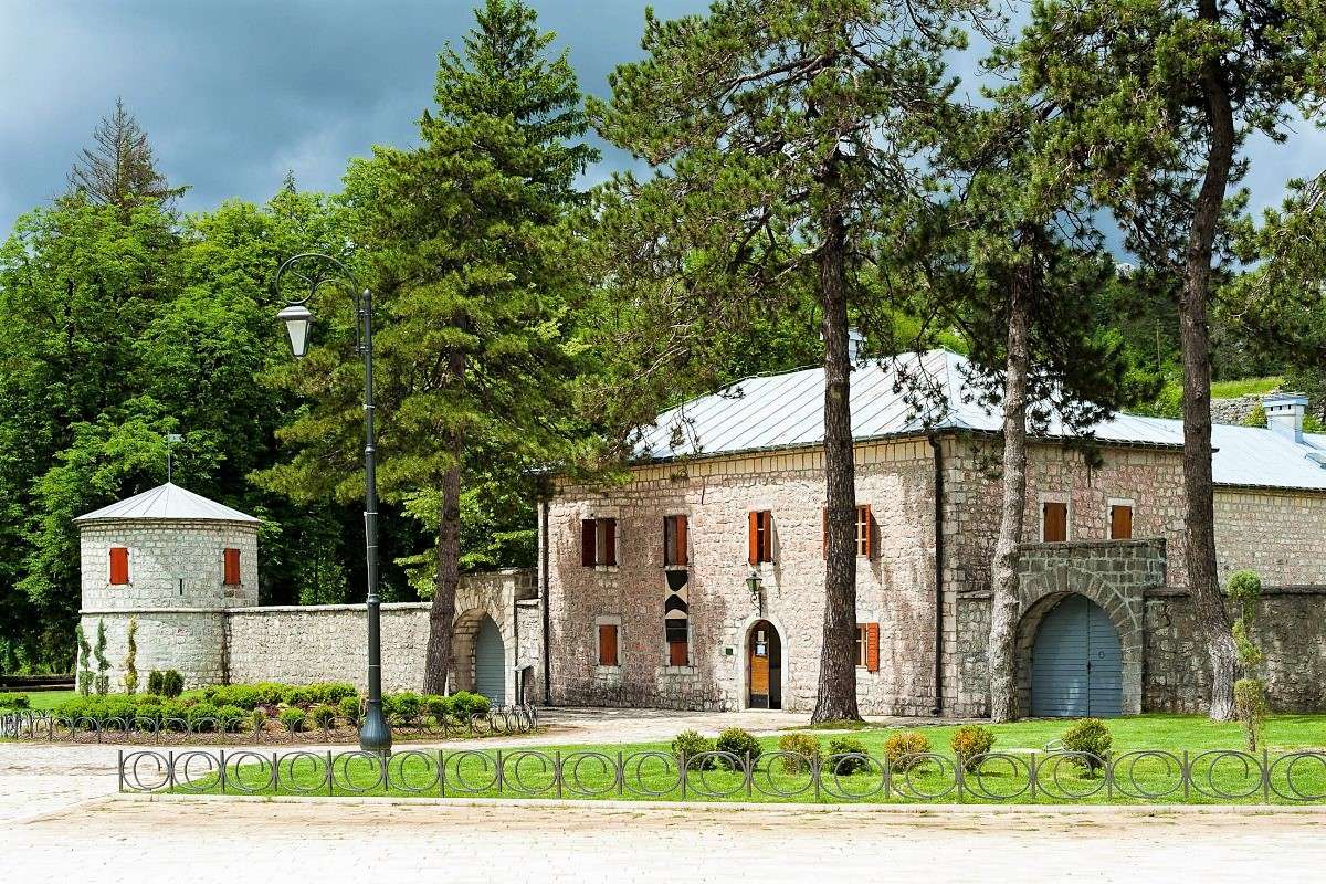Mănăstirea Ortodoxă Cetinje din Muntenegru jigsaw puzzle online