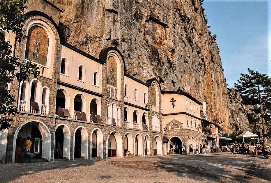 Monastère Ostrog au Monténégro puzzle en ligne