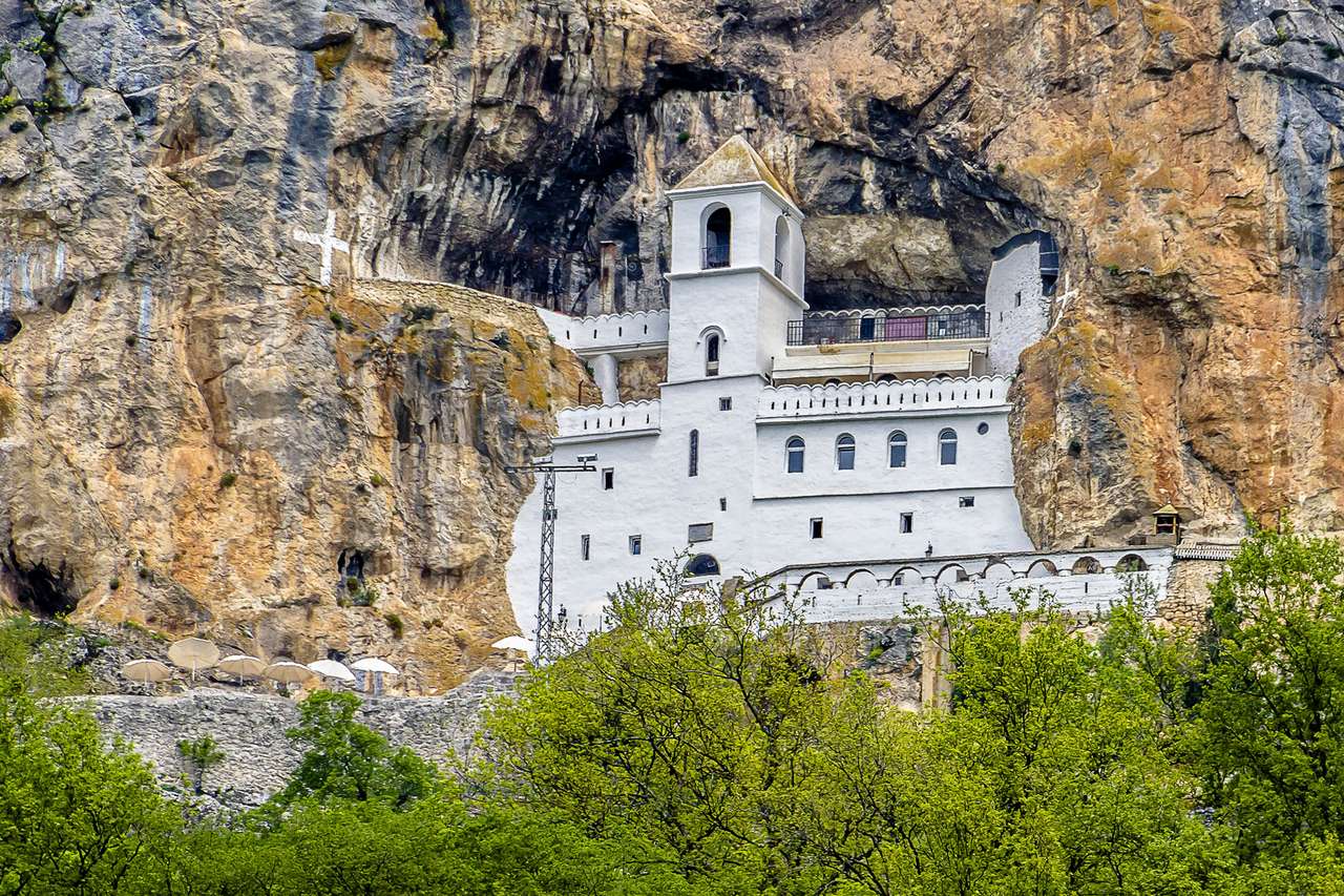 Монастырь Острог в Черногории онлайн-пазл
