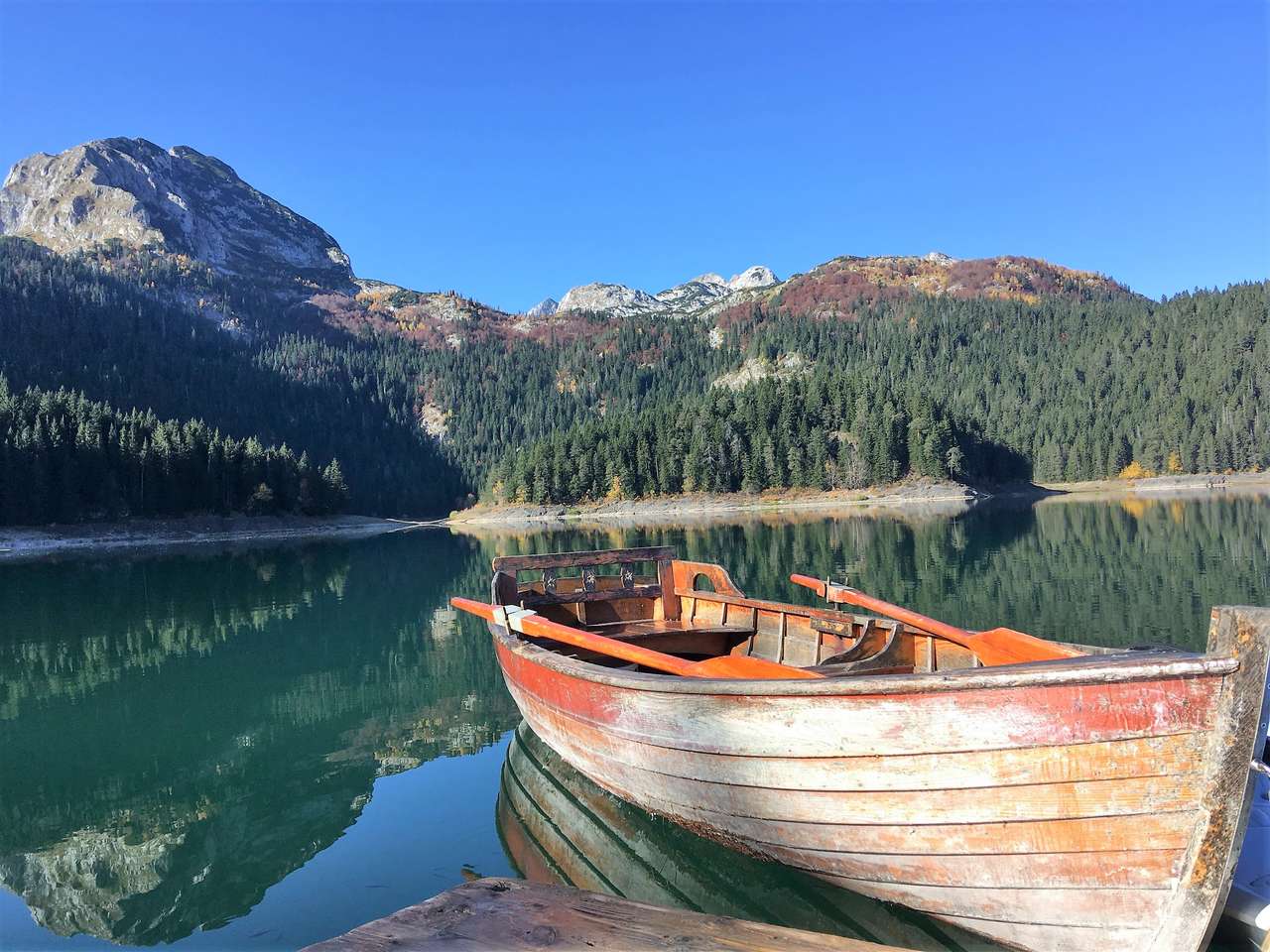 Черное озеро Жабляк в Черногории онлайн-пазл
