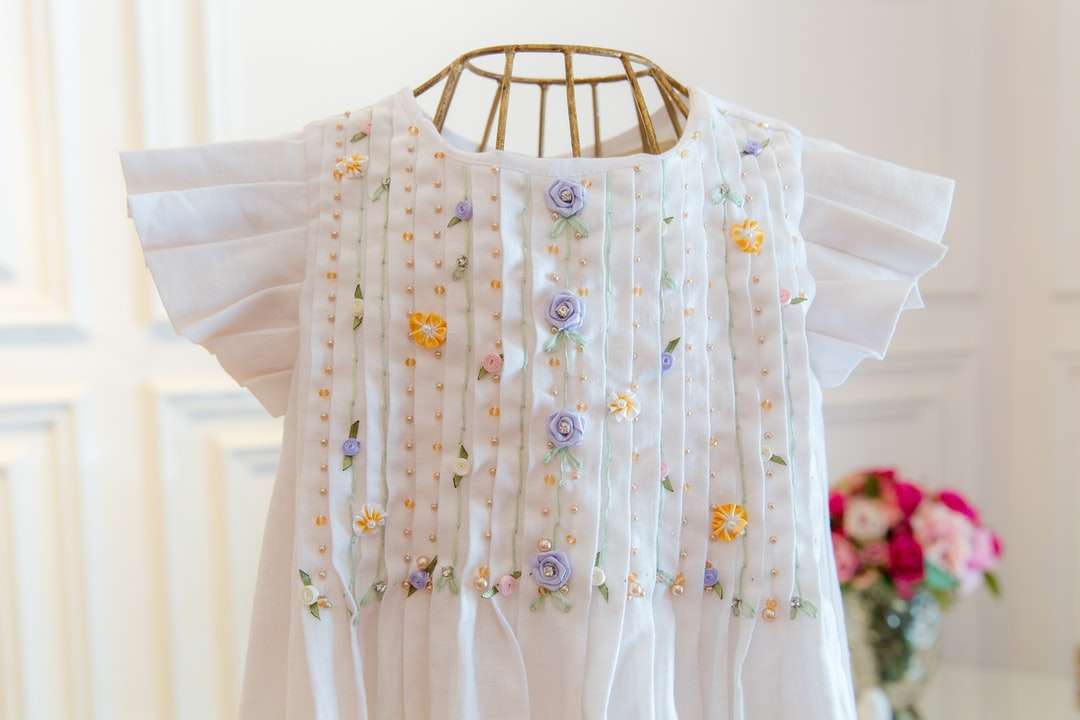 Бяла и розова флорална риза онлайн пъзел