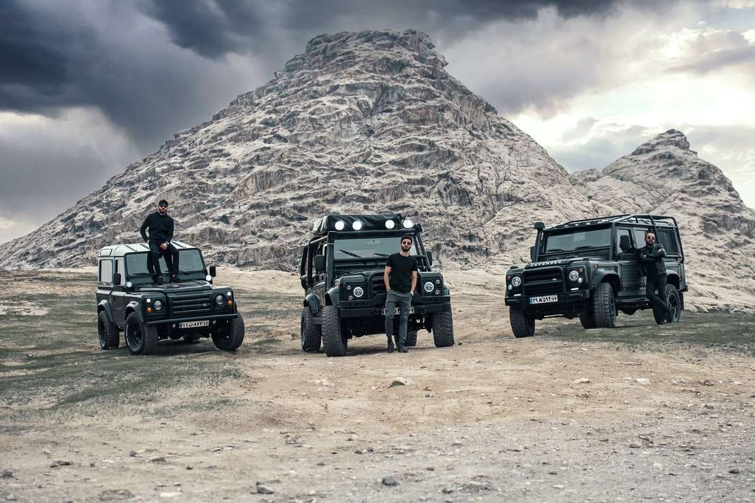 Černý Jeep Wrangler na hnědé pole poblíž hnědé hory skládačky online