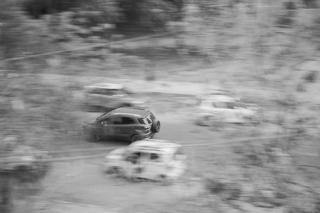 Foto en escala de grises del coche en carretera. rompecabezas en línea
