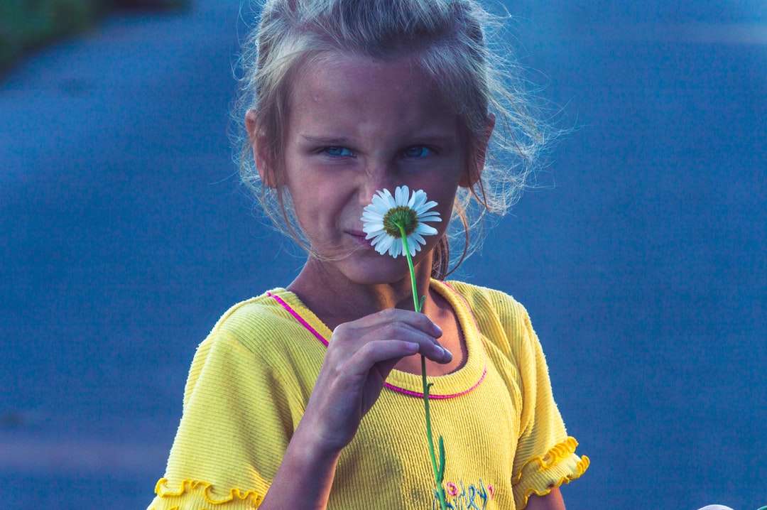 fată în cămașă galbenă care deține flori galbene jigsaw puzzle online