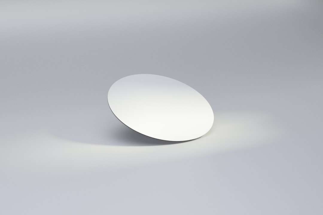 Бяло яйце на бяла повърхност онлайн пъзел