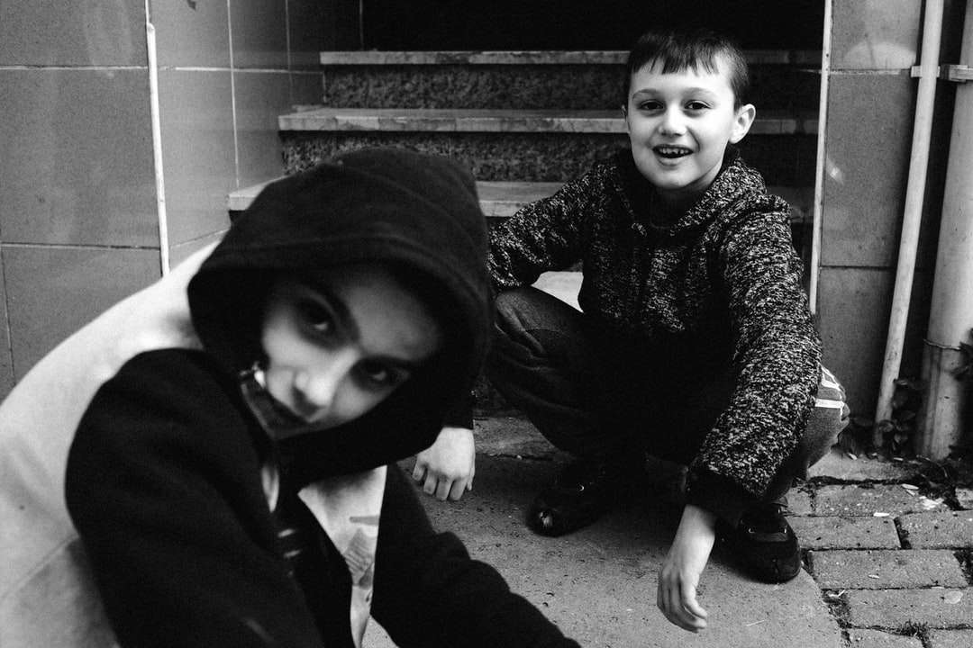 szürkeárnyalatos fotó 2 fiú visel hoodie online puzzle