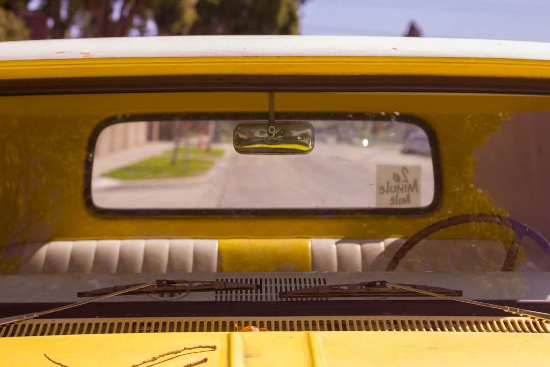Gelbe und schwarze Autotür Online-Puzzle