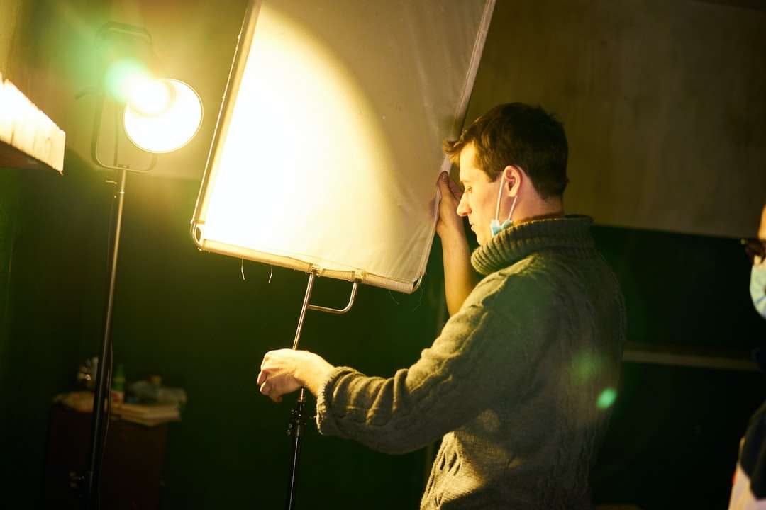 férfi fekete kabátban, fehér és fekete padló lámpa online puzzle