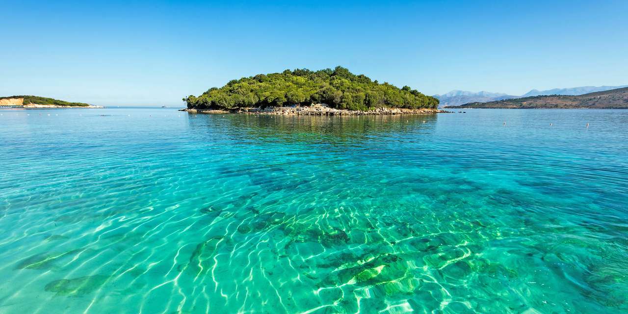 Isla Vlora frente a la costa de Albania. rompecabezas en línea