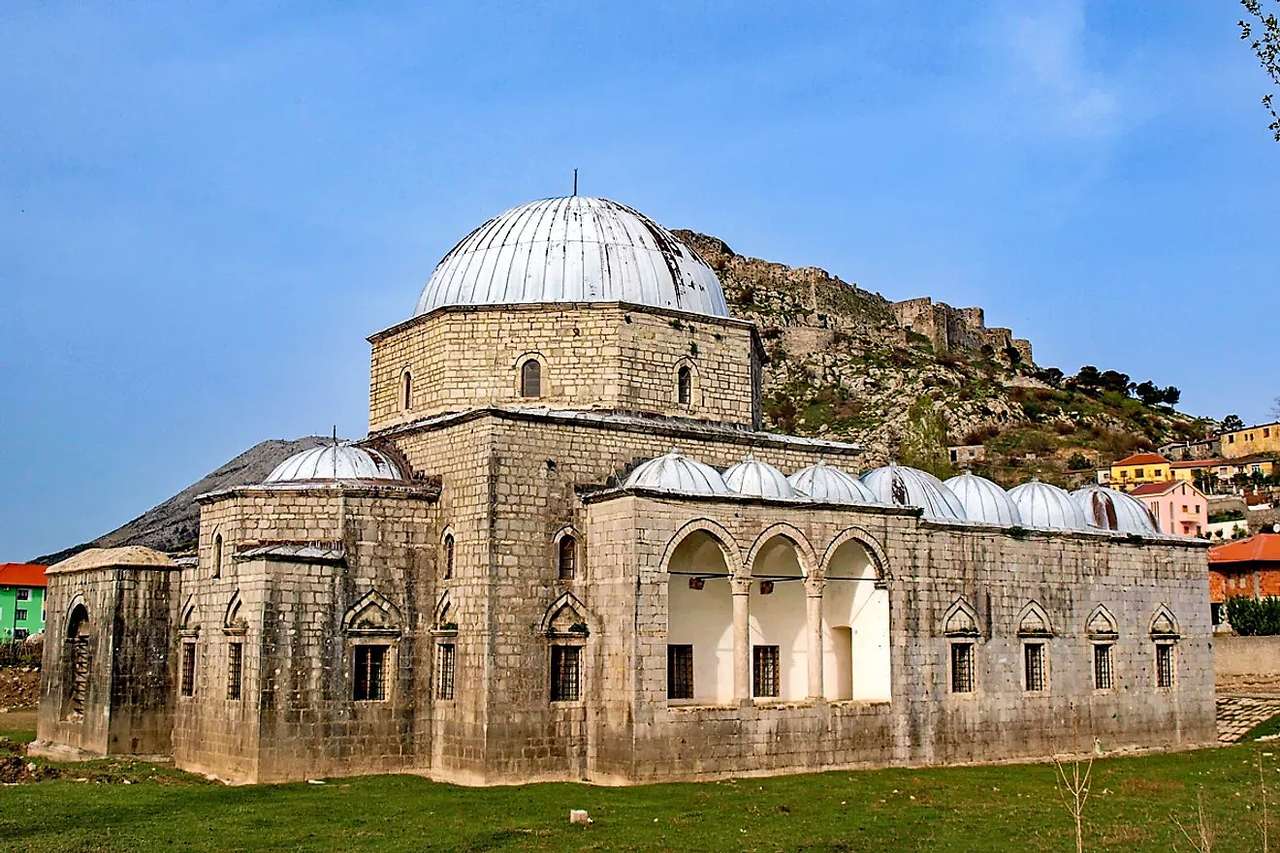 Hegyi falu templomban Észak-Albániában online puzzle