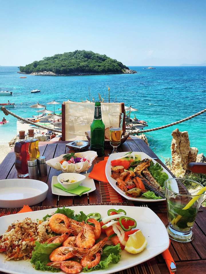 Repas au bord de la mer à Ksamil en Albanie puzzle en ligne