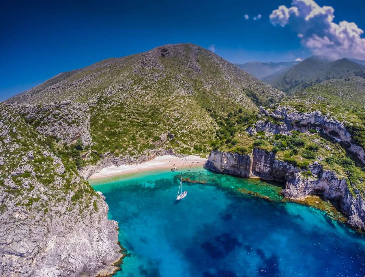Grama Bay in Albanië legpuzzel online