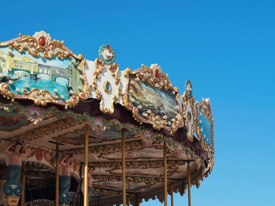 vit och brun karusell under blå himmel under dagtid Pussel online