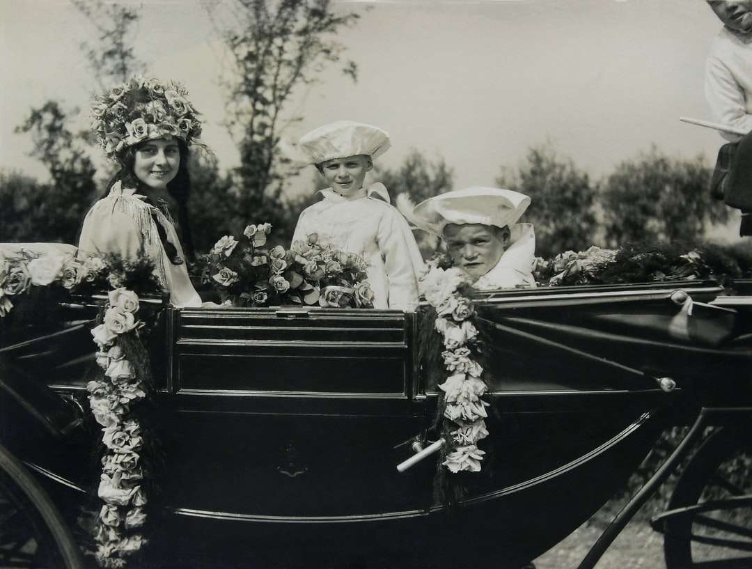 фото мужчины и женщины в лодке в оттенках серого онлайн-пазл