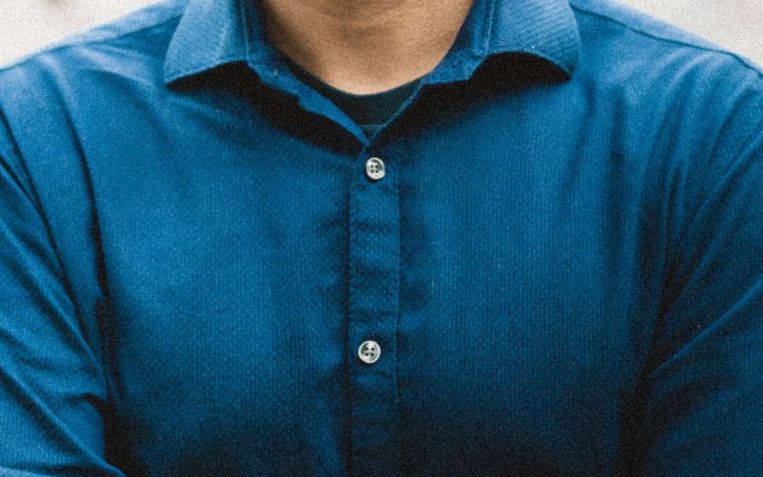 Mann in der blauen Button-Hemd Puzzlespiel online