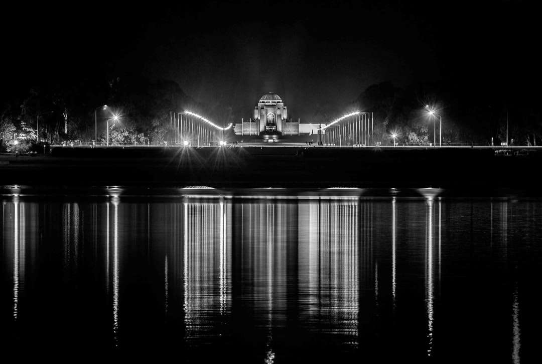 橋のグレースケール写真 オンラインパズル