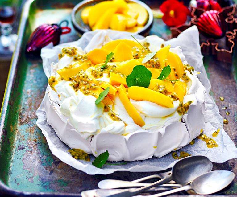 Pavlova - gâteau de meringue avec des fruits puzzle en ligne
