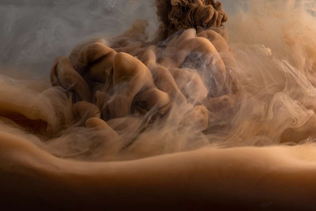Formazione rocciosa marrone con nuvole bianche puzzle online