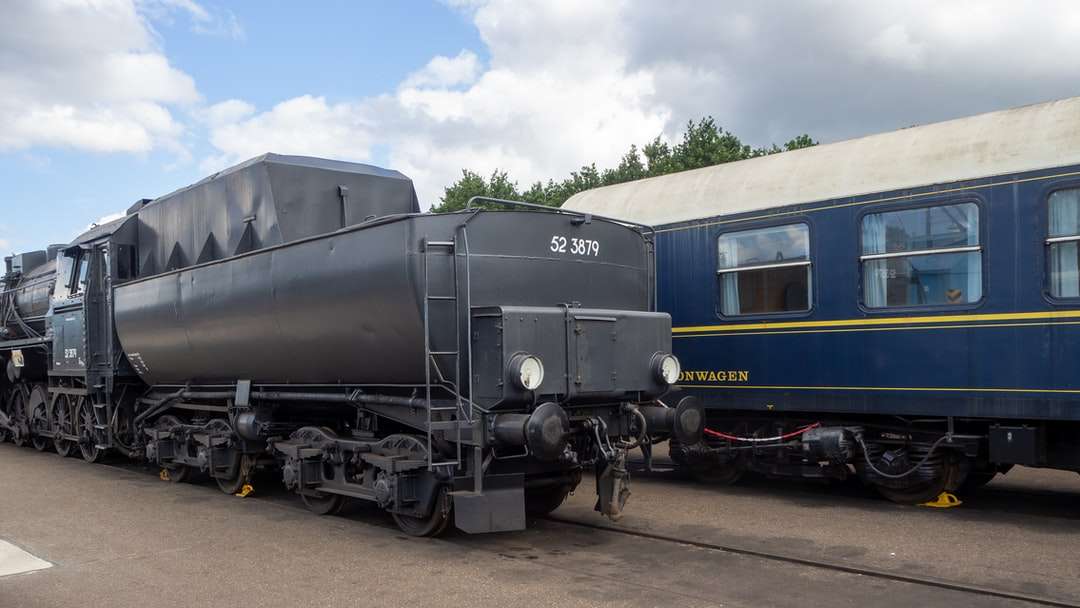 черен и син влак на железопътни писти под синьо небе онлайн пъзел