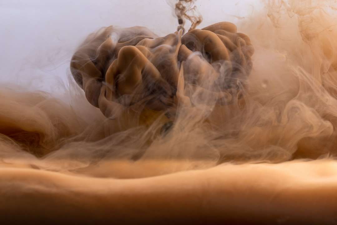Fehér füst a barna homokban kirakós online
