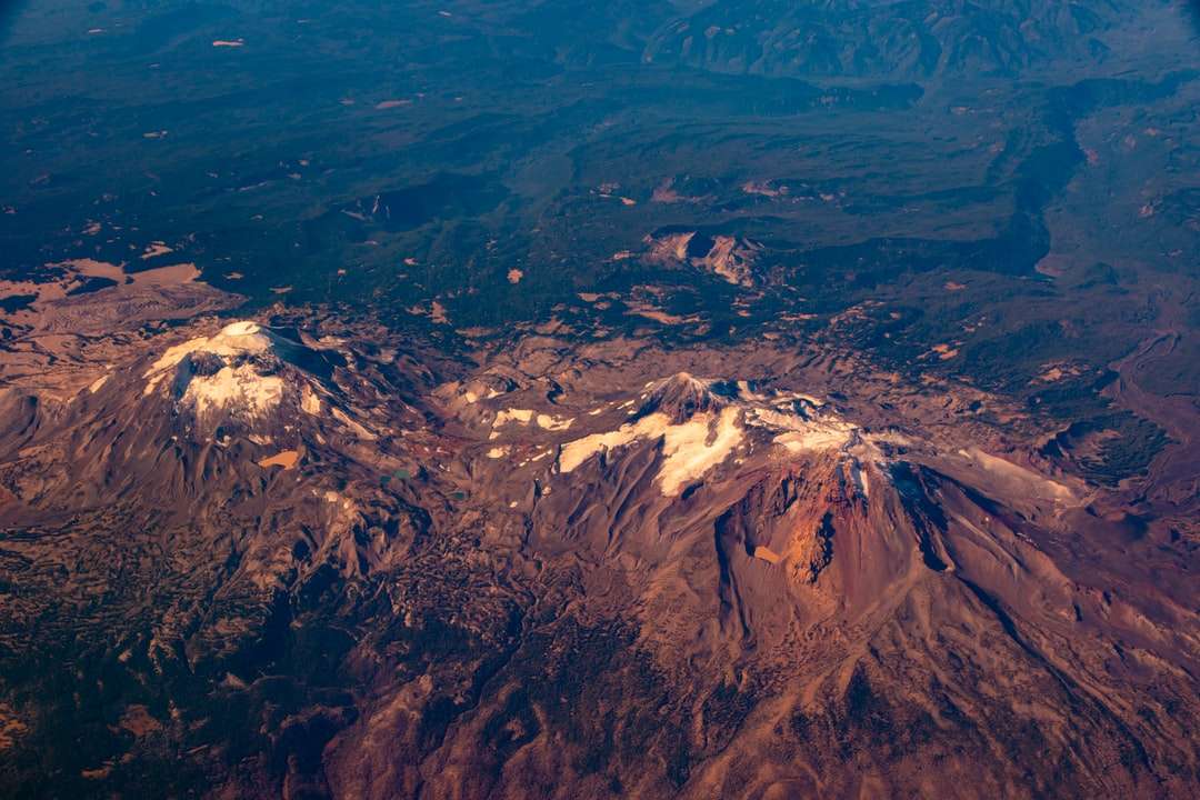 Luftaufnahme der braunen und weißen Berge tagsüber Puzzlespiel online