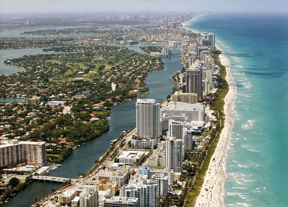Une ville avec une plage en Floride puzzle en ligne