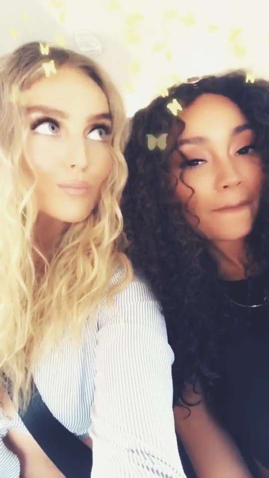 Leigh-Anne și Perrie puzzle online