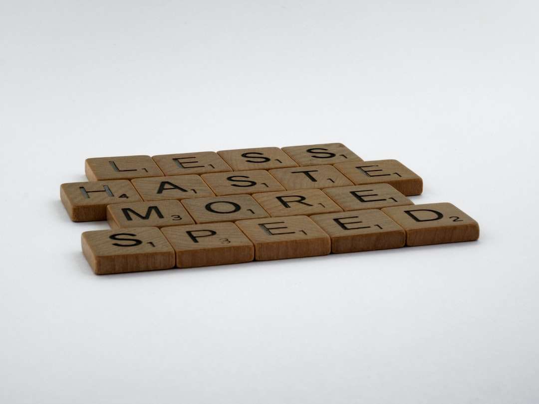 blocchi di legno marroni su superficie bianca puzzle online