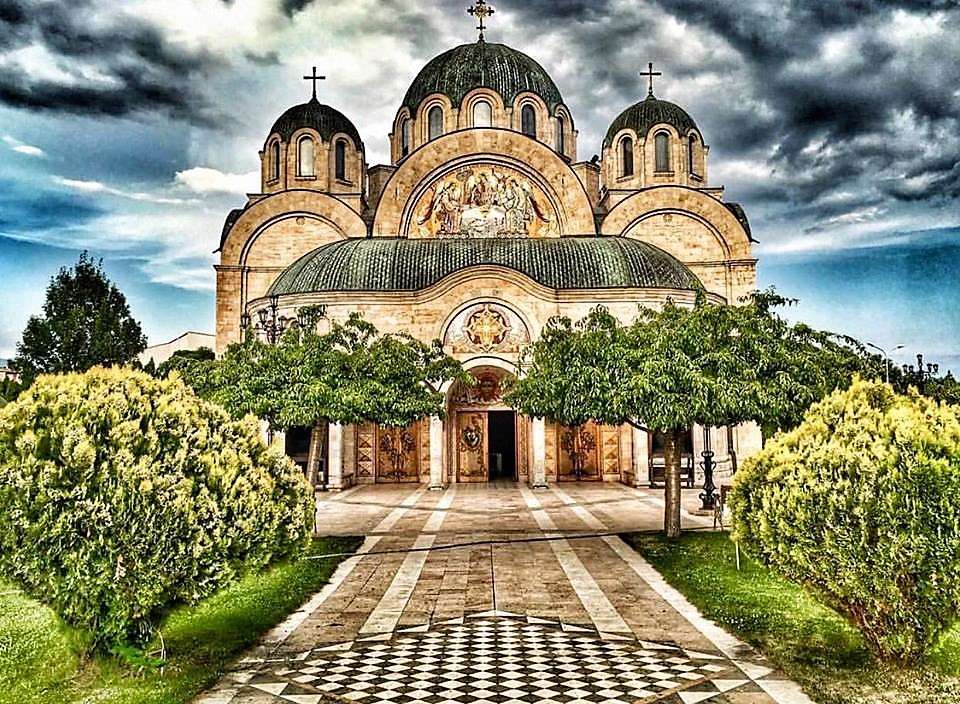 北マケドニアのラドヴィシュホーリートリニティ教会 オンラインパズル