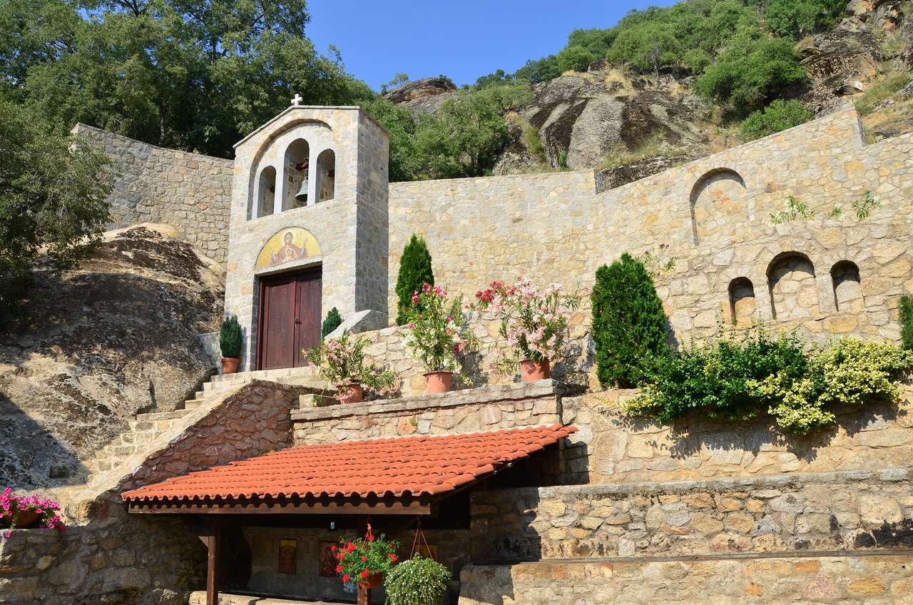 Прилепский монастырь Святого Михаила в Северной Македонии пазл онлайн