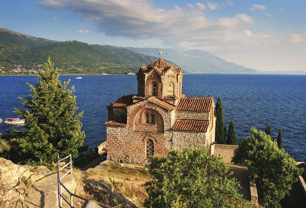 Ohrid kyrka på Ohridsee i Nordmasedonia Pussel online