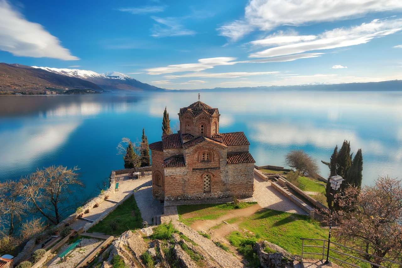 Église Ohrid sur l'Ohridsee dans NordMasédonie puzzle en ligne