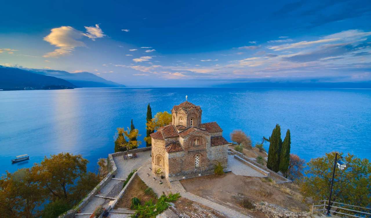 Охридська церква на Охридському озері в Північній Македонії онлайн пазл