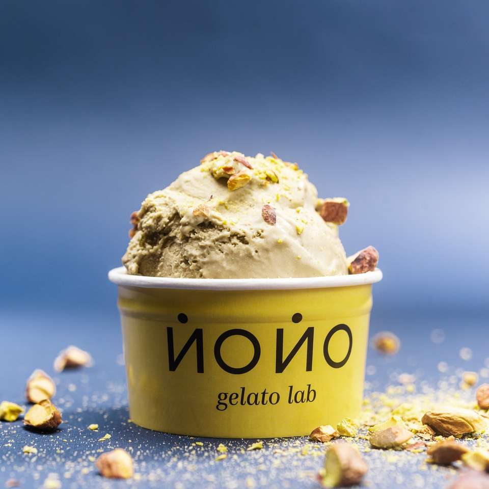 Бял сладолед на жълтата керамична чаша онлайн пъзел