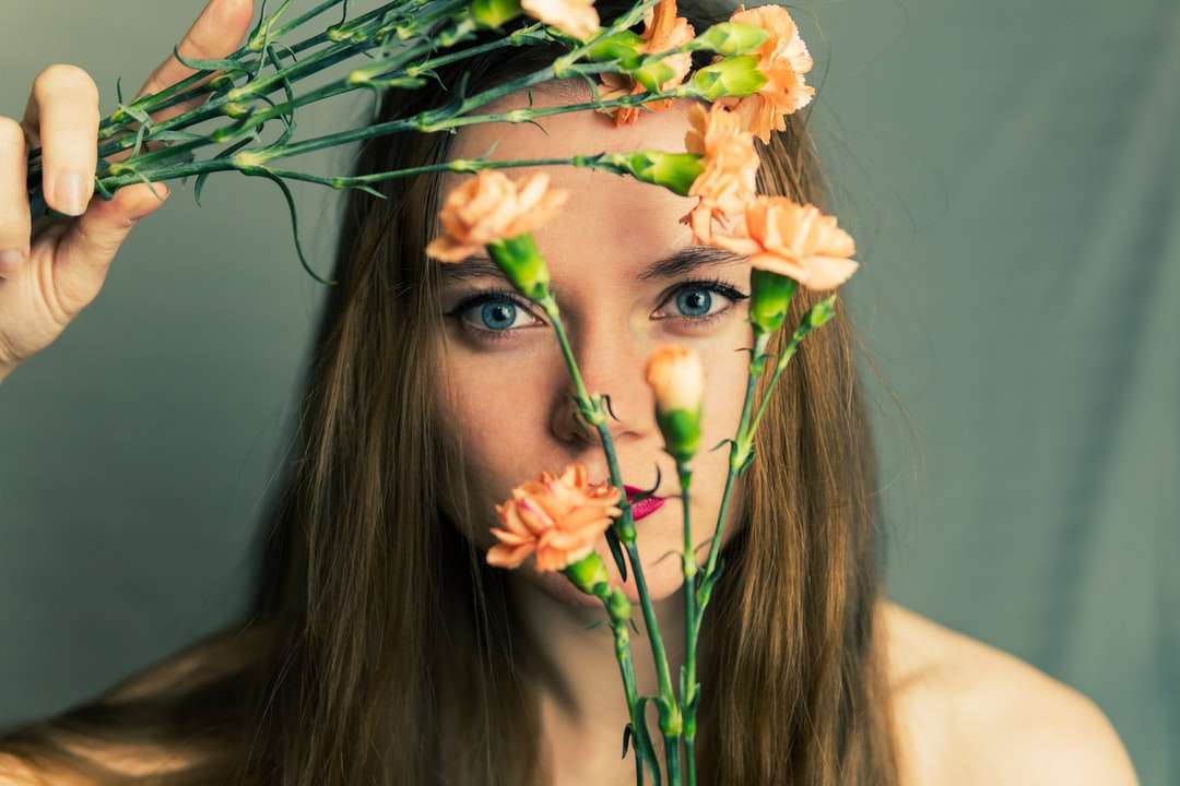 Γυναίκα με κίτρινο και λευκό λουλούδι στο κεφάλι της παζλ online