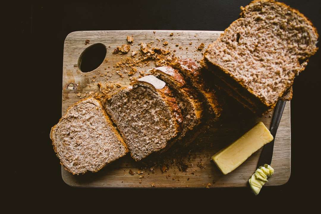 Brunt bröd på brunt träskiva Pussel online