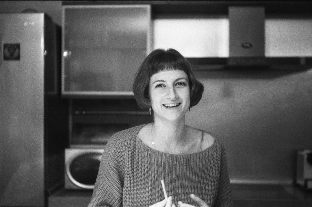 γυναίκα με πουλόβερ που χαμογελά στη φωτογραφία σε κλίμακα του γκρι online παζλ