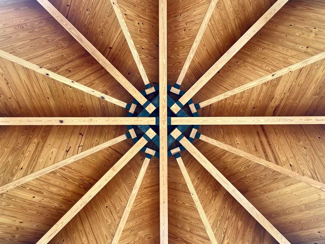 Modrý a hnědý dřevěný strop skládačky online