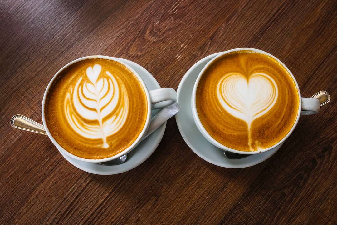 Vit keramisk kopp med cappuccino pussel på nätet