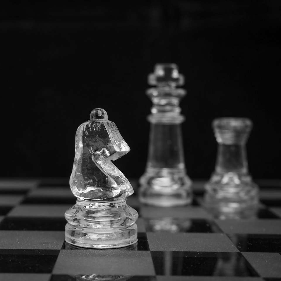 Foto en escala de grises de piezas de ajedrez. rompecabezas en línea