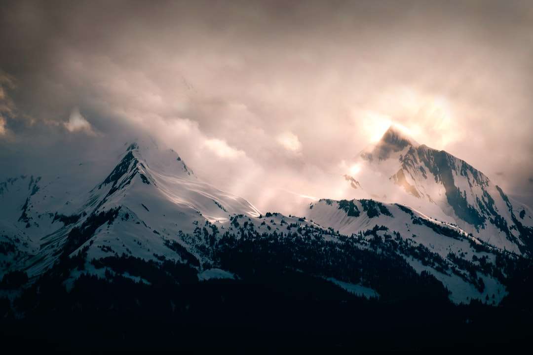 Χιόνι καλύπτονται βουνό κάτω από συννεφιασμένο ουρανό κατά τη διάρκεια της ημέρας online παζλ